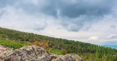 Dağ Gölü yaz ya da sonbahar zamanında zaman atlaması. Vahşi doğa ve kırsal alan. Hızlı bulutlar, yeşil çimenler ve dramatik gökyüzü. Motorlu doli kaydırma hareketi