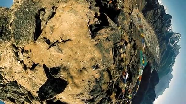 360 Vr五鏡里山の頂上 チベットの祈りの仏教の旗 野生のヒマラヤの標高の高い自然と山の谷 雪に覆われた岩の斜面 小さな惑星の変換 — ストック動画