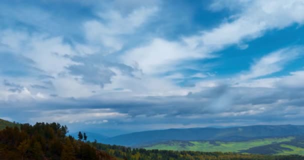 山湖时隔夏天或秋天 野生自然和农村地区 快速的云彩运动 绿草和戏剧性的天空 机动滑翔机运动 — 图库视频影像