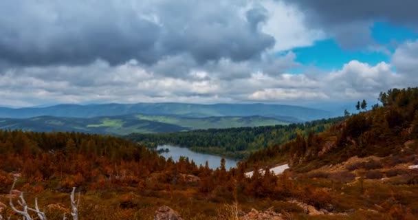 호수는 여름이나 가을철에 자연환경 구름의 움직임 사이클 슬라이더 — 비디오