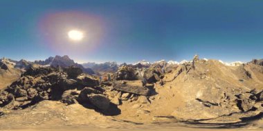 360 VR Gokyo Ri dağ tepesi. Tibet Budist bayrağı. Vahşi Himalayalar yüksek irtifa doğa ve dağ vadisi. Karla kaplı kayalık yamaçlar ve derin mavi gökyüzü