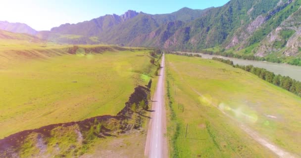 Aerial Uhd Levegőben Repülés Vidéki Hegyi Rét Felett Napos Nyári — Stock videók