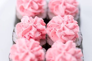 Sushi seti ve beyaz arka plan kompozisyon. Japon Gıda Restoran, sushi maki gunkan rulo levha veya plakalı ayarla.