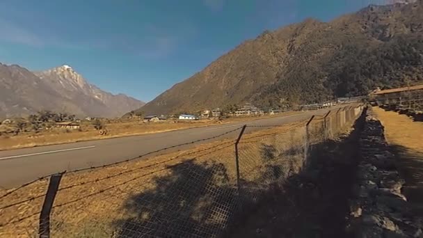 Lukla Nepal December 2017 Vliegtuig Stijgt Vliegt Naar Kathmandu Wild — Stockvideo