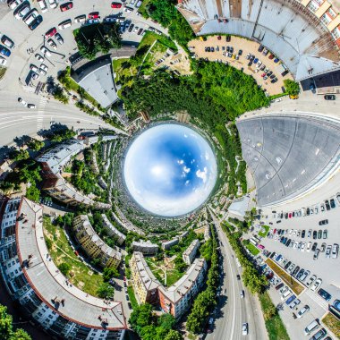 Kesişen yollar, evler, binalar, parklar, otoparklar, köprüler olan havacılık şehri manzarası. Helikopter insansız hava aracı atışı. Geniş Panoramik resim.