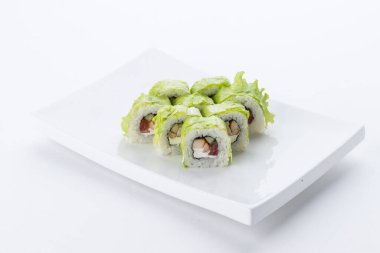 Sushi seti ve beyaz arka plan kompozisyon. Japon Gıda Restoran, sushi maki gunkan rulo levha veya plakalı ayarla.