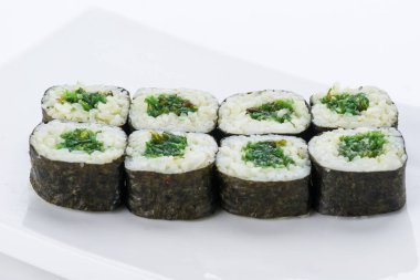 Sushi seti ve beyaz arka plan kompozisyon. Japon Gıda Restoran, sushi maki gunkan rulo levha veya plakalı ayarla.