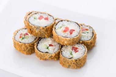 Sushi seti ve beyaz arka plan kompozisyon. Japon Gıda Restoran, sushi maki gunkan rulo levha veya plakalı ayarla.