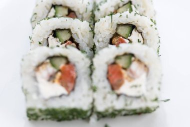 Sushi seti ve beyaz arka plan kompozisyon. Japon Gıda Restoran, sushi maki gunkan rulo levha veya plakalı ayarla.