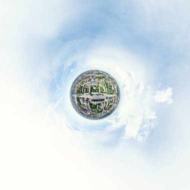 Kesişen yollar, evler, binalar, parklar, otoparklar, köprüler olan havacılık şehri manzarası. Helikopter insansız hava aracı atışı. Geniş Panoramik resim.