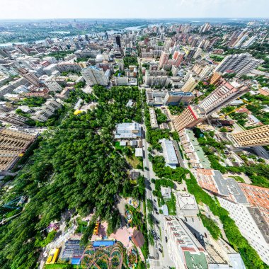 Kesişen yollar, evler, binalar, parklar, otoparklar, köprüler olan havacılık şehri manzarası. Helikopter insansız hava aracı atışı. Geniş Panoramik resim.