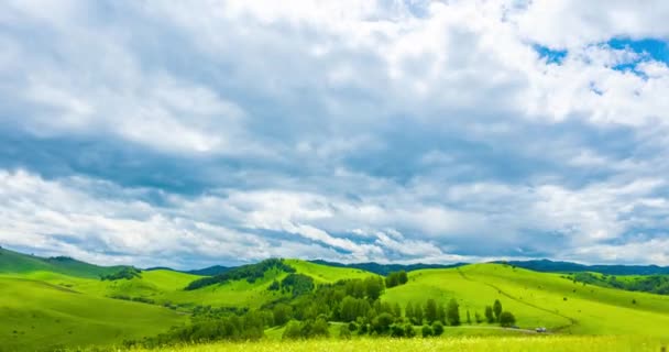 夏天或秋天的山地草甸时差 野生自然和农村地区 快速的云彩 绿草和太阳光 摩托化全景 — 图库视频影像