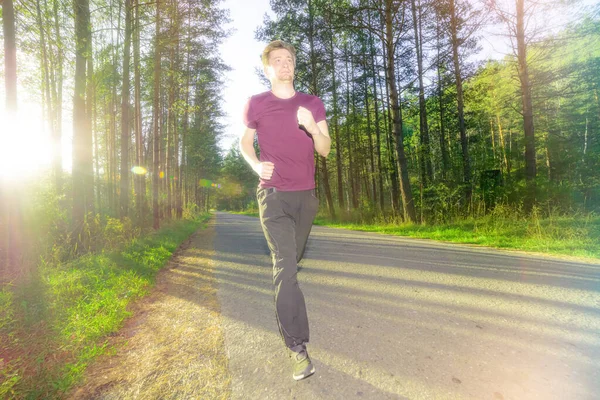 Koşan Adam Güzel Bir Yaz Gününde Şehir Parkında Koşuyor Spor — Stok fotoğraf
