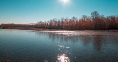 Dağ nehri zamanı yaz ya da sonbahar günbatımında azalır. Vahşi doğa, berrak su ve her zaman yeşil olan kırsal vadi. Güneş ışınları ve yoğun akşam sisi. Motorlu doli kaydırma hareketi