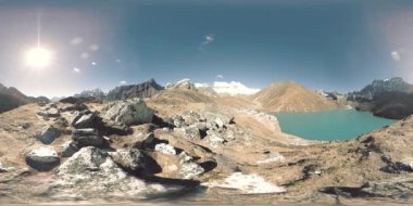 Kış mevsiminde 360 HD VR Gokyo Ri dağ gölü. Vahşi Himalayalar yüksek irtifa doğa ve dağ vadisi. Kayalık yamaçlar buzla kaplı.