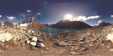 Kış mevsiminde 360 HD VR Gokyo Ri dağ gölü. Vahşi Himalayalar yüksek irtifa doğa ve dağ vadisi. Kayalık yamaçlar buzla kaplı.