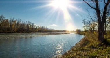 Dağ nehri yaz ya da sonbahar gündüz hızlanır. Vahşi doğa, berrak mavi su ve kuru ağaçlar. Güneş ışınları ve hafif akşam rüzgarı. Motorlu doli kaydırma hareketi