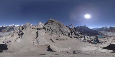 360 VR Gokyo Ri dağ tepesi. Tibet Budist bayrağı. Vahşi Himalayalar yüksek irtifa doğa ve dağ vadisi. Karla kaplı kayalık yamaçlar ve derin mavi gökyüzü