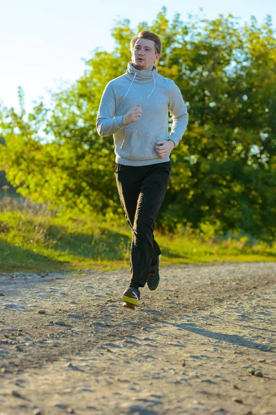 Correre Uomo Facendo Jogging Nella Natura Rurale Bella Giornata Estiva — Foto Stock