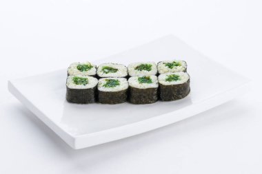 Sushi seti ve beyaz arka plan kompozisyon. Japon Gıda Restoran, sushi maki gunkan rulo levha veya plakalı ayarla.