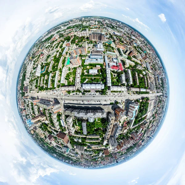 空中城市景观与交叉口和道路 建筑物 公园和停车场 直升机无人机发射 广博的全景图像 — 图库照片