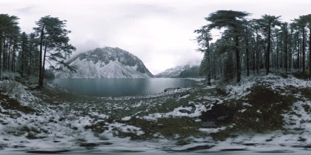 冬の季節に360 Vrの山の湖 野生のシベリアの自然とマウントバレー 松の緑の森と空の速い雲 — ストック動画