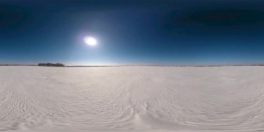 Buzlu karla kaplı ağaçlar, buz nehri ve ufuktaki güneş ışınları 360 VR hava aracının soğuk kış manzarası kutup bölgesinin görüntüsü. Aşırı düşük sıcaklık havası. Düşük irtifa hızlı yatay hareket