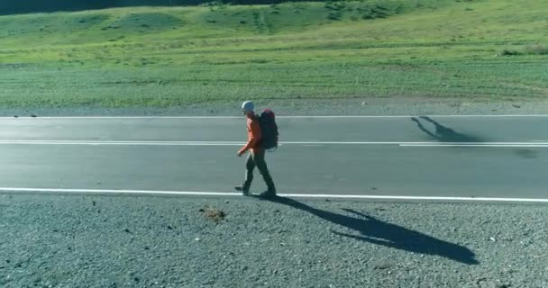 Aerial Uhd View Low Altitude Flight Hitchhiker Tourist Walking Asphalt — Stock Video