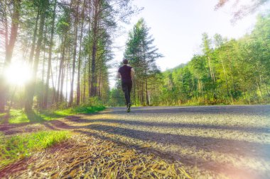 Koşan adam güzel bir yaz gününde şehir parkında koşuyor. Spor fitness modeli Kafkasya etnik köken eğitimi.