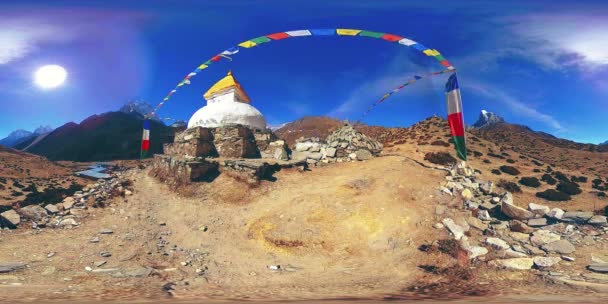 ネパールのDingbocheとPheriche村の4K 永遠のベースキャンプトラックの基本的なポイント Ebc ヒマラヤの山岳トレッキングパス上の仏教の仏塔 — ストック動画