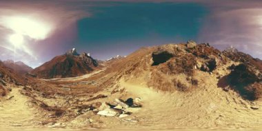 Nepal 'deki Dingboche ve Pheriche köyünün 4K VR' si, Everest ana kamp alanının temel noktası. EBC. Himalayalar 'da dağ yürüyüşü yolunda budist bir ahmak..