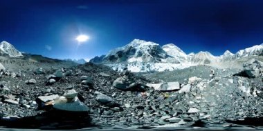 Everest Üssü 'nün 360 vr panoramik görüntüsü. Everest Dağı, güzel gökyüzü ve Khumbu buzulu. Khumbu Vadisi, Sagarmatha Ulusal Parkı, Himalayalar 'ın Nepal' i. EBC iz yolunun bitiş noktası