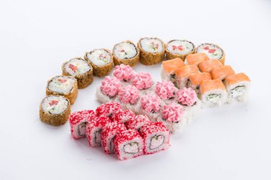 Sushi seti ve beyaz arka plan kompozisyon. Japon Gıda Restoran, sushi maki gunkan rulo levha veya plakalı ayarla.