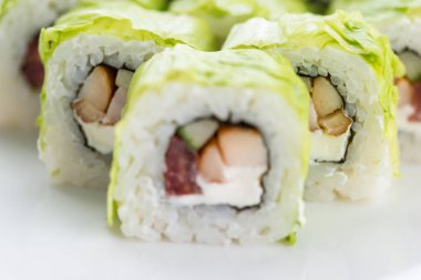 Sushi seti ve beyaz arka plan kompozisyon. Japon Gıda Restoran, sushi maki gunkan rulo levha veya plakalı ayarla.