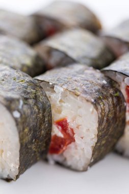 Sushi seti ve beyaz arka plan kompozisyon. Japon Gıda Restoran, sushi maki gunkan rulo levha veya plakalı ayarla.