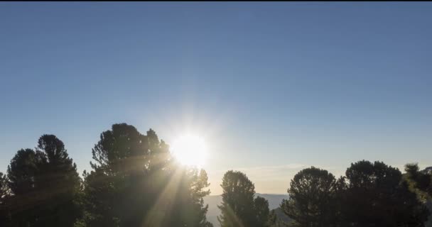 Timelapse Wieczornych Promieni Słonecznych Wyłaniających Się Przez Mgliste Chmury Górach — Wideo stockowe