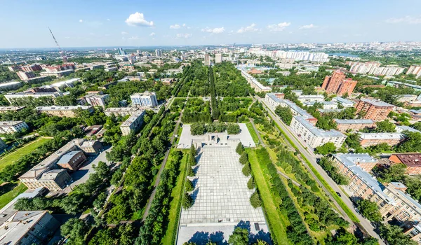Kavşakları, yolları, evleri, binaları, parkları ve otoparkları olan havacılık şehri manzarası. Helikopter helikopteri vuruldu. Panoramik geniş açı resmi.