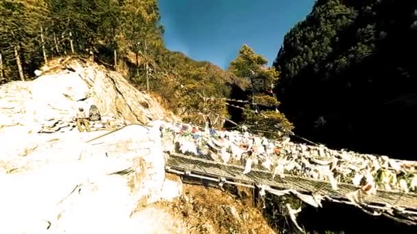 Grootste Hangbrug Khumbu Vallei Met Kleurrijke Tibetaanse Gebedsvlaggen Wild Himalaya — Stockvideo
