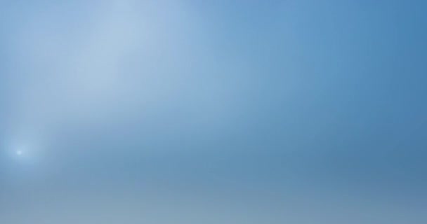 秋の日没時に4Kの山の牧草地のタイムラプス 野生の自然と農村部の黄色の芝生のフィールド 重い朝の霧 太陽の光や木 電動ドリルスライダー — ストック動画