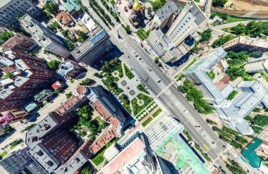 Kesişen yollar, evler, binalar, parklar, otoparklar, köprüler olan havacılık şehri manzarası. Helikopter insansız hava aracı atışı. Geniş Panoramik resim.
