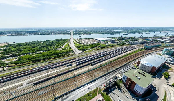 Kavşakları, yolları, evleri, binaları, parkları ve otoparkları olan havacılık şehri manzarası. Helikopter helikopteri vuruldu. Panoramik geniş açı resmi.