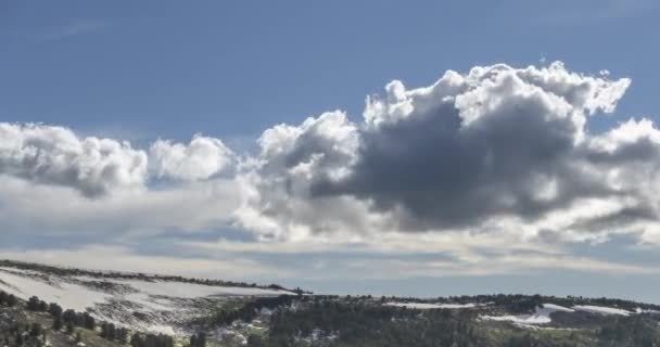 Lasso Tempo Paesaggio Nuvoloso Dietro Cima Delle Montagne Neve Rocce — Video Stock