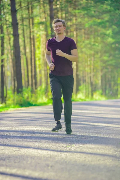 Laufender Mann Joggt Einem Schönen Sommertag Stadtpark Sport Fitness Modell lizenzfreie Stockfotos