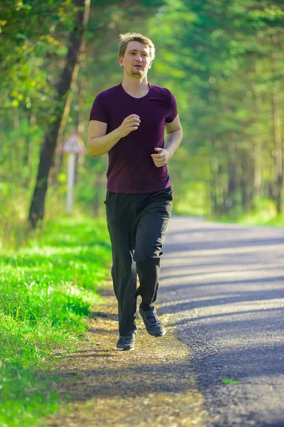 Біг Чоловіка Біжить Міському Парку Прекрасний Літній День Спортивна Фітнес Стокове Зображення
