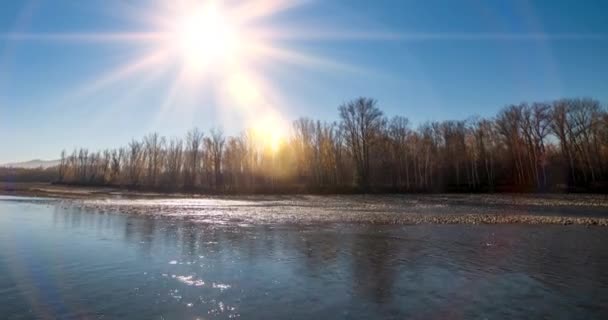 山河时隔夏秋日落 野生的自然 清澈的水和乡村常绿的山谷 阳光和黄昏的浓雾 机动滑翔机运动 — 图库视频影像
