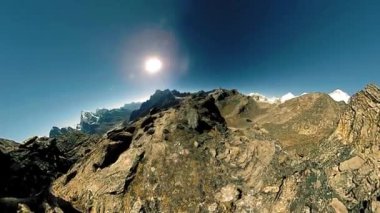 360 VR Gokyo Ri dağ tepesi. Tibet Budist bayrağı. Vahşi Himalayalar yüksek irtifa doğa ve dağ vadisi. Karla kaplı kayalık yamaçlar. Küçük gezegen dönüşümü.