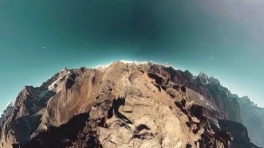 Gokyo Ri dağın tepesinde. Tibet Budist bayrağı. Vahşi Himalayalar yüksek irtifa doğa ve dağ vadisi. Buzla kaplı kayalık yamaçlar. Küçük gezegen modu