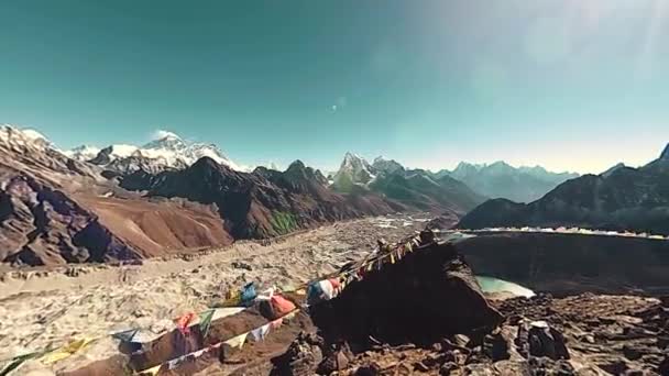 Gokyo Topo Montanha Oração Tibetana Bandeira Budista Himalaias Selvagens Natureza — Vídeo de Stock
