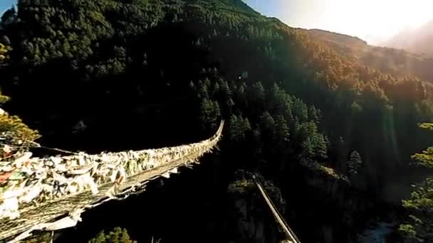 Μεγαλύτερη Κρεμαστή Γέφυρα Στην Κοιλάδα Khumbu Πολύχρωμες Θιβετιανές Σημαίες Προσευχής — Αρχείο Βίντεο
