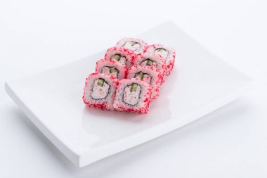 Sushi seti ve beyaz arka plan kompozisyon. Japon Gıda Restoran, sushi maki gunkan rulo levha veya plakalı ayarla.